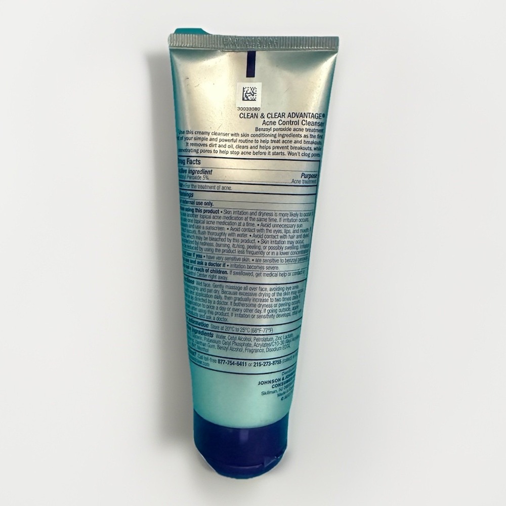 CLEAN & CLEAR Advantage Acne Control Moisturizer Cleanser 4 Oz READ EXP - Picture 2 of 3